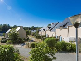 Camping Pas Cher vous présente avec son site Officiel campingpascher.fr, la Résidence Odalys Référence Domaine De L’Emeraude classé 3 étoiles, située sur la commune de Le Tronchet dans le département Ille-et-vilaine (Bretagne) en France. La résidence Odalys Référence Domaine De L’Emeraude, vous présente un hébergement de type appartement de 30 m² et télévision. La résidence Odalys Référence Domaine De L’Emeraude vous propose du sam. 14 mars au sam. 21 mars 2026 pour 7 nuits à 329€. Cette location propose 36 dates différentes pour réserver votre séjour. Découvrez également les 5 autres gammes d'hébergements de la résidence. Les Avis clients pour la Résidence Odalys Référence Domaine De L’Emeraude sont excellents avec une note moyenne de 8 sur 10. Piscine chauffée, Piscine couverte, Club ados, Club enfants, Aire de jeux enfants, Canoë-kayak, Court de tennis, Golf, Ping-pong, Pétanque, Terrain multisports,... En savoir plus : cliquez-ICI.