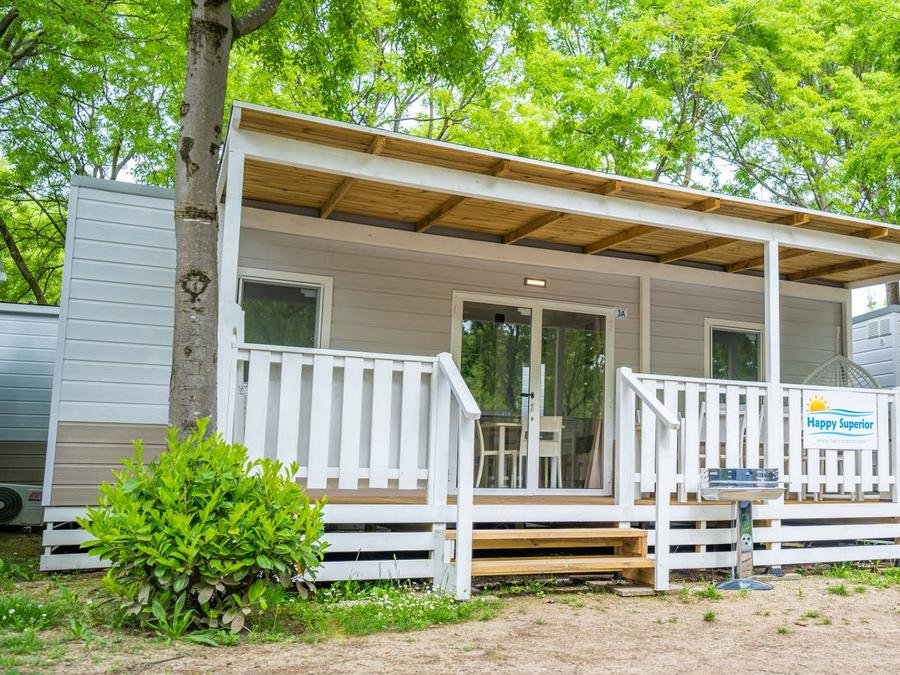 Camping Pas Cher vous présente avec son site Officiel campingpascher.fr, le Camping Torre Rinalda Beach & Resort classé 4 étoiles, situé sur la commune de Lecce dans le département Lecce (Pouilles) en Italie. Le camping Torre Rinalda Beach & Resort, vous présente un hébergement de type mobil-home. Le camping Torre Rinalda Beach & Resort vous propose du sam. 06 juin au sam. 13 juin 2026, en promotion à -14% pour 7 nuits à 510 € au lieu de 595,0 € soit une Économie de 85 €. Cette location propose 1 dates différentes pour réserver votre séjour. Découvrez également les 1 autres gammes d'hébergements du camping. Les Avis clients pour le Camping Torre Rinalda Beach & Resort sont de 7 sur 10. Mer, Piscine extérieure, Animation ados, Animations familiales, Club enfants, Aire de jeux enfants, Court de padel en extérieur, Court de tennis, Salle de fitness, Surf, Terrain de basketball, Terrain de beach-volley, Terrain de football, Terrain de volley-ball, Bar, Bureau de tabac, Pizzeria, Plats à emporter, Snack/Bar, Épicerie,... En savoir plus : cliquez-ICI.