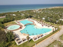 Camping Pas Cher vous présente avec son site Officiel campingpascher.fr, le Camping Torre Rinalda Beach & Resort classé 4 étoiles, situé sur la commune de Lecce dans le département Lecce (Pouilles) en Italie. Le camping Torre Rinalda Beach & Resort, vous présente un hébergement de type mobil-home. Le camping Torre Rinalda Beach & Resort vous propose du sam. 06 juin au sam. 13 juin 2026, en promotion à -14% pour 7 nuits à 510 € au lieu de 595,0 € soit une Économie de 85 €. Cette location propose 1 dates différentes pour réserver votre séjour. Découvrez également les 1 autres gammes d'hébergements du camping. Les Avis clients pour le Camping Torre Rinalda Beach & Resort sont de 7 sur 10. Mer, Piscine extérieure, Animation ados, Animations familiales, Club enfants, Aire de jeux enfants, Court de padel en extérieur, Court de tennis, Salle de fitness, Surf, Terrain de basketball, Terrain de beach-volley, Terrain de football, Terrain de volley-ball, Bar, Bureau de tabac, Pizzeria, Plats à emporter, Snack/Bar, Épicerie,... En savoir plus : cliquez-ICI.