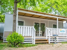 Camping Pas Cher vous présente avec son site Officiel campingpascher.fr, le Camping Torre Rinalda Beach & Resort classé 4 étoiles, situé sur la commune de Lecce dans le département Lecce (Pouilles) en Italie. Le camping Torre Rinalda Beach & Resort, vous présente un hébergement de type mobil-home. Le camping Torre Rinalda Beach & Resort vous propose du sam. 23 mai au sam. 30 mai 2026, en promotion à -28% pour 7 nuits à 300 € au lieu de 420,0 € soit une Économie de 120 €. Cette location propose 14 dates différentes pour réserver votre séjour. Découvrez également les 1 autres gammes d'hébergements du camping. Les Avis clients pour le Camping Torre Rinalda Beach & Resort sont de 7 sur 10. Mer, Piscine extérieure, Animation ados, Animations familiales, Club enfants, Aire de jeux enfants, Court de padel en extérieur, Court de tennis, Salle de fitness, Surf, Terrain de basketball, Terrain de beach-volley, Terrain de football, Terrain de volley-ball, Bar, Bureau de tabac, Pizzeria, Plats à emporter, Snack/Bar, Épicerie,... En savoir plus : cliquez-ICI.