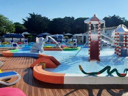 Camping Pas Cher vous présente avec son site Officiel campingpascher.fr, le Camping Val De Loire En Ré classé 4 étoiles, situé sur la commune de Le Bois Plage En Re dans le département Charente-maritime (Poitou Charentes) en France. Le camping Val De Loire En Ré, vous présente un hébergement de type tente en toile et bois de 23 m². Le camping Val De Loire En Ré vous proposeun séjour PAS CHER avec une REMISEdu mercredi 02 septembre au mercredi 09 septembre 2026, en promotion à -35% pour 7 nuits à 249 € au lieu de 383,08 € soit une Économie de 134,08 €. Cette location propose 53 dates différentes pour réserver votre séjour. Découvrez également les 5 autres gammes d'hébergements du camping. Les Avis clients pour le Camping Val De Loire En Ré sont excellents avec une note moyenne de 8 sur 10. Piscine chauffée, Piscine extérieure, Animations familiales, Club ados, Club enfants, Aire de jeux enfants, Cyclisme, Ping-pong, Piscine, Pétanque, Structure gonflable enfants, Terrain multisports, Bar, Dépôt de pain, Snack/Bar, Épicerie,... En savoir plus : cliquez-ICI.