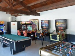 Camping Pas Cher vous présente avec son site Officiel campingpascher.fr, le Camping Val De Loire En Ré classé 4 étoiles, situé sur la commune de Le Bois Plage En Re dans le département Charente-maritime (Poitou Charentes) en France. Le camping Val De Loire En Ré, vous présente un hébergement de type mobil-home de 28 m² pour 7 personnes et télévision. Le camping Val De Loire En Ré vous propose du sam. 30 mai au sam. 06 juin 2026, en promotion à -24% pour 7 nuits à 389 € au lieu de 515,0 € soit une Économie de 126 €. Cette location propose 21 dates différentes pour réserver votre séjour. Découvrez également les 4 autres gammes d'hébergements du camping. Les Avis clients pour le Camping Val De Loire En Ré sont excellents avec une note moyenne de 8 sur 10. Piscine chauffée, Piscine extérieure, Animations familiales, Club ados, Club enfants, Aire de jeux enfants, Cyclisme, Ping-pong, Piscine, Pétanque, Structure gonflable enfants, Terrain multisports, Bar, Dépôt de pain, Snack/Bar, Épicerie,... En savoir plus : cliquez-ICI.