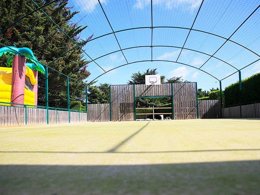 Camping Pas Cher vous présente avec son site Officiel campingpascher.fr, le Camping Val De Loire En Ré classé 4 étoiles, situé sur la commune de Le Bois Plage En Re dans le département Charente-maritime (Poitou Charentes) en France. Le camping Val De Loire En Ré, vous présente un hébergement de type mobil-home de 25 m² pour 6 personnes et télévision. Le camping Val De Loire En Ré vous propose du mercredi 29 avril au mercredi 06 mai 2026, en promotion à -8% pour 7 nuits à 639 € au lieu de 697,0 € soit une Économie de 58 €. Cette location propose 46 dates différentes pour réserver votre séjour. Découvrez également les 4 autres gammes d'hébergements du camping. Les Avis clients pour le Camping Val De Loire En Ré sont excellents avec une note moyenne de 8 sur 10. Piscine chauffée, Piscine extérieure, Animations familiales, Club ados, Club enfants, Aire de jeux enfants, Cyclisme, Ping-pong, Piscine, Pétanque, Structure gonflable enfants, Terrain multisports, Bar, Dépôt de pain, Snack/Bar, Épicerie,... En savoir plus : cliquez-ICI.