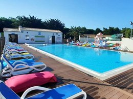 Camping Pas Cher vous présente avec son site Officiel campingpascher.fr, le Camping Val De Loire En Ré classé 4 étoiles, situé sur la commune de Le Bois Plage En Re dans le département Charente-maritime (Poitou Charentes) en France. Le camping Val De Loire En Ré, vous présente un hébergement de type mobil-home de 25 m² pour 6 personnes et télévision. Le camping Val De Loire En Ré vous propose du sam. 12 septembre au sam. 19 septembre 2026, en promotion à -29% pour 7 nuits à 349 € au lieu de 498,0 € soit une Économie de 149 €. Cette location propose 22 dates différentes pour réserver votre séjour. Découvrez également les 4 autres gammes d'hébergements du camping. Les Avis clients pour le Camping Val De Loire En Ré sont de 7 sur 10. Piscine chauffée, Piscine extérieure, Animations familiales, Club ados, Club enfants, Aire de jeux enfants, Cyclisme, Ping-pong, Piscine, Pétanque, Structure gonflable enfants, Terrain multisports, Bar, Dépôt de pain, Snack/Bar, Épicerie,... En savoir plus : cliquez-ICI.