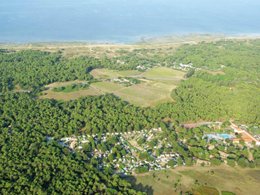 Camping Pas Cher vous présente avec son site Officiel campingpascher.fr, le Camping Val De Loire En Ré classé 4 étoiles, situé sur la commune de Le Bois Plage En Re dans le département Charente-maritime (Poitou Charentes) en France. Le camping Val De Loire En Ré, vous présente un hébergement de type mobil-home de 28 m² et télévision. Le camping Val De Loire En Ré vous proposeun séjour PAS CHER avec une REMISEdu sam. 23 mai au sam. 30 mai 2026, en promotion à -35% pour 7 nuits à 399 € au lieu de 613,85 € soit une Économie de 214,85 €. Cette location propose 19 dates différentes pour réserver votre séjour. Découvrez également les 4 autres gammes d'hébergements du camping. Les Avis clients pour le Camping Val De Loire En Ré sont excellents avec une note moyenne de 8 sur 10. Piscine chauffée, Piscine extérieure, Animations familiales, Club ados, Club enfants, Aire de jeux enfants, Cyclisme, Ping-pong, Piscine, Pétanque, Structure gonflable enfants, Terrain multisports, Bar, Dépôt de pain, Snack/Bar, Épicerie,... En savoir plus : cliquez-ICI.