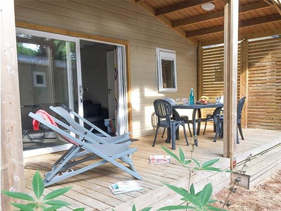 Camping Pas Cher vous présente avec son site Officiel campingpascher.fr, le Camping Le Suroit classé 4 étoiles, situé sur la commune de Le Bois Plage En Re dans le département Charente-maritime (Poitou Charentes) en France. Le camping Le Suroit, vous présente un hébergement de type chalet de 34 m² pour 6 personnes. Le camping Le Suroit vous propose du sam. 19 septembre au sam. 26 septembre 2026 pour 7 nuits à 616€. Cette location propose 50 dates différentes pour réserver votre séjour. Découvrez également les 8 autres gammes d'hébergements du camping. Les Avis clients pour le Camping Le Suroit sont excellents avec une note moyenne de 8 sur 10. Piscine couverte, Piscine extérieure, Animations familiales, Club enfants, Aire de jeux enfants, Baby-foot, Centre équestre, Court de tennis, Cyclisme, Ping-pong, Plongée, Pétanque, Randonnée, Structure gonflable enfants, Surf, Terrain multisports, Bar, Boulangerie, Bureau de tabac, Plats à emporter, Restaurant, Snack/Bar, Station-service, Supermarché, Épicerie,... En savoir plus : cliquez-ICI.
