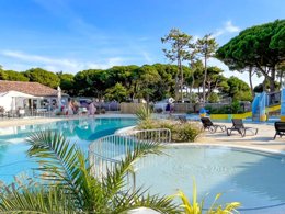 Camping Pas Cher vous présente avec son site Officiel campingpascher.fr, le Établissement Le Suroit, situé sur la commune de Le Bois Plage En Re dans le département Charente-maritime (Poitou-charentes) en France. L'établissement Le Suroit vous propose un hébergement de type mobilhome de 23 m². L'établissement vous propose 5 autres types d'hébergements. Découvrez tous nos séjours à petits prix dans la commune et aux alentours de Le Bois Plage En Re du département : Charente-maritime (Poitou-charentes).... En savoir plus : cliquez-ICI.