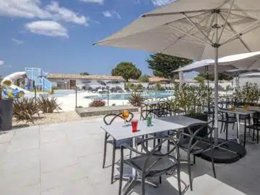 Camping Pas Cher vous présente avec son site Officiel campingpascher.fr, le Camping Le Suroit classé 4 étoiles, situé sur la commune de Le Bois Plage En Re dans le département Charente-maritime (Poitou Charentes) en France. Le camping Le Suroit, vous présente un hébergement de type mobil-home de 23 m² pour 4 personnes avec climatisation et télévision. Le camping Le Suroit vous propose du sam. 19 septembre au sam. 26 septembre 2026 pour 7 nuits à 539€. Cette location propose 100 dates différentes pour réserver votre séjour. Découvrez également les 7 autres gammes d'hébergements du camping. Les Avis clients pour le Camping Le Suroit sont excellents avec une note moyenne de 8 sur 10. Piscine couverte, Piscine extérieure, Animations familiales, Club enfants, Aire de jeux enfants, Baby-foot, Centre équestre, Court de tennis, Cyclisme, Ping-pong, Plongée, Pétanque, Randonnée, Structure gonflable enfants, Surf, Terrain multisports, Bar, Boulangerie, Bureau de tabac, Plats à emporter, Restaurant, Snack/Bar, Station-service, Supermarché, Épicerie,... En savoir plus : cliquez-ICI.