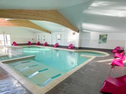 Camping Pas Cher vous présente avec son site Officiel campingpascher.fr, le Camping Le Suroit classé 4 étoiles, situé sur la commune de Le Bois Plage En Re dans le département Charente-maritime (Poitou Charentes) en France. Le camping Le Suroit, vous présente un hébergement de type mobil-home de 32 m² et télévision. Le camping Le Suroit vous propose du sam. 19 septembre au sam. 26 septembre 2026 pour 7 nuits à 539€. Cette location propose 96 dates différentes pour réserver votre séjour. Découvrez également les 7 autres gammes d'hébergements du camping. Les Avis clients pour le Camping Le Suroit sont excellents avec une note moyenne de 8 sur 10. Piscine couverte, Piscine extérieure, Animations familiales, Club enfants, Aire de jeux enfants, Baby-foot, Centre équestre, Court de tennis, Cyclisme, Ping-pong, Plongée, Pétanque, Randonnée, Structure gonflable enfants, Surf, Terrain multisports, Bar, Boulangerie, Bureau de tabac, Plats à emporter, Restaurant, Snack/Bar, Station-service, Supermarché, Épicerie,... En savoir plus : cliquez-ICI.