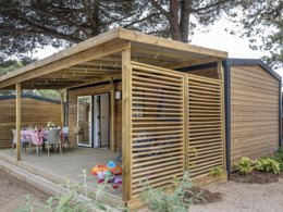 Camping Pas Cher vous présente avec son site Officiel campingpascher.fr, le Camping Le Suroit classé 4 étoiles, situé sur la commune de Le Bois Plage En Re dans le département Charente-maritime (Poitou Charentes) en France. Le camping Le Suroit, vous présente un hébergement de type mobil-home de 23 m² pour 4 personnes avec climatisation et télévision. Le camping Le Suroit vous propose du sam. 19 septembre au sam. 26 septembre 2026 pour 7 nuits à 539€. Cette location propose 100 dates différentes pour réserver votre séjour. Découvrez également les 7 autres gammes d'hébergements du camping. Les Avis clients pour le Camping Le Suroit sont excellents avec une note moyenne de 8 sur 10. Piscine couverte, Piscine extérieure, Animations familiales, Club enfants, Aire de jeux enfants, Baby-foot, Centre équestre, Court de tennis, Cyclisme, Ping-pong, Plongée, Pétanque, Randonnée, Structure gonflable enfants, Surf, Terrain multisports, Bar, Boulangerie, Bureau de tabac, Plats à emporter, Restaurant, Snack/Bar, Station-service, Supermarché, Épicerie,... En savoir plus : cliquez-ICI.