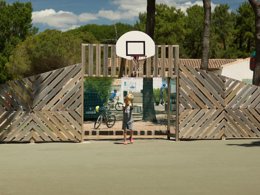 Camping Pas Cher vous présente avec son site Officiel campingpascher.fr, le Camping Le Suroit classé 4 étoiles, situé sur la commune de Le Bois Plage En Re dans le département Charente-maritime (Poitou Charentes) en France. Le camping Le Suroit vous propose un hébergement de type mobil-home de 34 m² pour 6 personnes (télévision). L'établissement vous propose 10 autres types d'hébergements. Découvrez tous nos séjours à petits prix dans la commune et aux alentours de Le Bois Plage En Re du département : Charente-maritime (Poitou Charentes). Les Avis clients pour le Camping Le Suroit sont excellents avec une note moyenne de 8 sur 10. Piscine couverte, Piscine extérieure, Animations familiales, Club enfants, Aire de jeux enfants, Baby-foot, Centre équestre, Court de tennis, Cyclisme, Ping-pong, Plongée, Pétanque, Randonnée, Structure gonflable enfants, Surf, Terrain multisports, Bar, Boulangerie, Bureau de tabac, Plats à emporter, Restaurant, Snack/Bar, Station-service, Supermarché, Épicerie,... En savoir plus : cliquez-ICI.