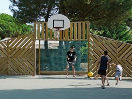 Camping Pas Cher vous présente avec son site Officiel campingpascher.fr, le Camping Le Suroit classé 4 étoiles, situé sur la commune de Le Bois Plage En Re dans le département Charente-maritime (Poitou Charentes) en France. Le camping Le Suroit vous propose un hébergement de type mobil-home de 28 m² pour 5 personnes (télévision). L'établissement vous propose 10 autres types d'hébergements. Découvrez tous nos séjours à petits prix dans la commune et aux alentours de Le Bois Plage En Re du département : Charente-maritime (Poitou Charentes). Les Avis clients pour le Camping Le Suroit sont excellents avec une note moyenne de 8 sur 10. Piscine couverte, Piscine extérieure, Animations familiales, Club enfants, Aire de jeux enfants, Baby-foot, Centre équestre, Court de tennis, Cyclisme, Ping-pong, Plongée, Pétanque, Randonnée, Structure gonflable enfants, Surf, Terrain multisports, Bar, Boulangerie, Bureau de tabac, Plats à emporter, Restaurant, Snack/Bar, Station-service, Supermarché, Épicerie,... En savoir plus : cliquez-ICI.