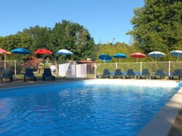 Camping Pas Cher vous présente avec son site Officiel campingpascher.fr, le Camping Le Pont D'Allagnon classé 3 étoiles, situé sur la commune de Lempdes dans le département Haute-loire (Auvergne) en France. Le camping Le Pont D'Allagnon, vous présente un hébergement de type chalet de 35 m². Le camping Le Pont D'Allagnon vous propose du sam. 04 juillet au sam. 11 juillet 2026, en promotion à -8% pour 7 nuits à 657,72 € au lieu de 720,72 € soit une Économie de 63 €. Cette location propose 54 dates différentes pour réserver votre séjour. Découvrez également les 7 autres gammes d'hébergements du camping. Les Avis clients pour le Camping Le Pont D'Allagnon sont excellents avec une note moyenne de 8 sur 10. Piscine chauffée, Piscine extérieure, Aire de jeux enfants, Canoë-kayak, Centre équestre, Court de tennis, Cyclisme, Ping-pong, Piscine, Pétanque, Randonnée, Salle de jeux vidéo, Structure gonflable enfants, Terrain multisports, Bar, Boulangerie, Plats à emporter, Snack/Bar, Supermarché, Épicerie,... En savoir plus : cliquez-ICI.