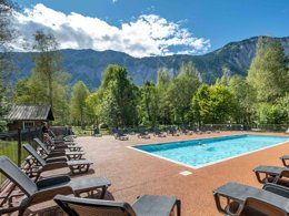 Camping Pas Cher vous présente avec son site Officiel campingpascher.fr, le Camping Le Colporteur - Ciela Village classé 4 étoiles, situé sur la commune de Le Bourg D'oisans dans le département Isère (Rhône Alpes) en France. Le camping Le Colporteur - Ciela Village vous propose un hébergement de type chalet. L'établissement vous propose 6 autres types d'hébergements. Découvrez tous nos séjours à petits prix dans la commune et aux alentours de Le Bourg D'oisans du département : Isère (Rhône Alpes). Les Avis clients pour le Camping Le Colporteur - Ciela Village sont excellents avec une note moyenne de 8 sur 10. Piscine extérieure, Animations familiales, Club enfants, Aire de jeux enfants, Cyclisme, Ping-pong, Pétanque, Randonnée, Structure gonflable enfants, Terrain multisports, Trampoline, Bar, Dépôt de pain,... En savoir plus : cliquez-ICI.