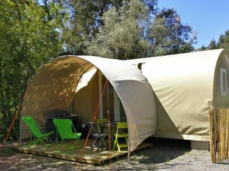 Camping Pas Cher vous présente avec son site Officiel campingpascher.fr, le Camping Les Philippons classé 3 étoiles, situé sur la commune de Les Adrets De L'esterel dans le département Var (Provence Alpes Côte D'azur) en France. Le camping Les Philippons, vous présente un hébergement de type bungalow toilé de 16 m². Le camping Les Philippons vous propose du sam. 19 septembre au sam. 26 septembre 2026 pour 7 nuits à 315€. Cette location propose 45 dates différentes pour réserver votre séjour. Découvrez également les 7 autres gammes d'hébergements du camping. Les Avis clients pour le Camping Les Philippons sont excellents avec une note moyenne de 8 sur 10. Piscine extérieure, Aire de jeux enfants, Baby-foot, Canoë-kayak, Centre équestre, Cyclisme, Parcours sportif, Ping-pong, Pétanque, Randonnée, Bar, Dépôt de pain, Épicerie,... En savoir plus : cliquez-ICI.