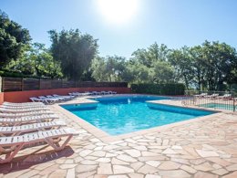 Camping Pas Cher vous présente avec son site Officiel campingpascher.fr, le Camping Les Philippons classé 3 étoiles, situé sur la commune de Les Adrets De L'esterel dans le département Var (Provence Alpes Côte D'azur) en France. Le camping Les Philippons, vous présente un hébergement de type bungalow toilé de 11 m². Le camping Les Philippons vous propose du sam. 19 septembre au sam. 26 septembre 2026 pour 7 nuits à 280€. Cette location propose 29 dates différentes pour réserver votre séjour. Découvrez également les 7 autres gammes d'hébergements du camping. Les Avis clients pour le Camping Les Philippons sont excellents avec une note moyenne de 8 sur 10. Piscine extérieure, Aire de jeux enfants, Baby-foot, Canoë-kayak, Centre équestre, Cyclisme, Parcours sportif, Ping-pong, Pétanque, Randonnée, Bar, Dépôt de pain, Épicerie,... En savoir plus : cliquez-ICI.