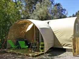 Camping Pas Cher vous présente avec son site Officiel campingpascher.fr, le Camping Les Philippons classé 3 étoiles, situé sur la commune de Les Adrets De L'esterel dans le département Var (Provence Alpes Côte D'azur) en France. Le camping Les Philippons, vous présente un hébergement de type bungalow toilé de 16 m². Le camping Les Philippons vous propose du sam. 18 avril au sam. 25 avril 2026 pour 7 nuits à 315€. Cette location propose 93 dates différentes pour réserver votre séjour. Découvrez également les 7 autres gammes d'hébergements du camping. Les Avis clients pour le Camping Les Philippons sont excellents avec une note moyenne de 8 sur 10. Piscine extérieure, Aire de jeux enfants, Baby-foot, Canoë-kayak, Centre équestre, Cyclisme, Parcours sportif, Ping-pong, Pétanque, Randonnée, Bar, Dépôt de pain, Épicerie,... En savoir plus : cliquez-ICI.