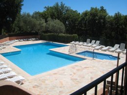 Camping Pas Cher vous présente avec son site Officiel campingpascher.fr, le Camping Les Philippons classé 3 étoiles, situé sur la commune de Les Adrets De L'esterel dans le département Var (Provence Alpes Côte D'azur) en France. Le camping Les Philippons vous propose un hébergement de type chalet de 33 m² pour 1 personne avec climatisation (télévision). L'établissement vous propose 7 autres types d'hébergements. Découvrez tous nos séjours à petits prix dans la commune et aux alentours de Les Adrets De L'esterel du département : Var (Provence Alpes Côte D'azur). Les Avis clients pour le Camping Les Philippons sont excellents avec une note moyenne de 8 sur 10. Piscine extérieure, Aire de jeux enfants, Baby-foot, Canoë-kayak, Centre équestre, Cyclisme, Parcours sportif, Ping-pong, Pétanque, Randonnée, Bar, Dépôt de pain, Épicerie,... En savoir plus : cliquez-ICI.