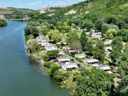 Camping Pas Cher vous présente avec son site Officiel campingpascher.fr, le Camping Flower L'Ile Des Trois Rois classé 3 étoiles, situé sur la commune de Les Andelys dans le département Eure (Haute Normandie) en France. Le camping Flower L'Ile Des Trois Rois, vous présente un hébergement de type mobil-home de 29 m² pour 4 personnes et télévision. Le camping Flower L'Ile Des Trois Rois vous propose du dimanche 20 septembre au dimanche 27 septembre 2026 pour 7 nuits à 378€. Cette location propose 49 dates différentes pour réserver votre séjour. Découvrez également les 8 autres gammes d'hébergements du camping. Les Avis clients pour le Camping Flower L'Ile Des Trois Rois sont excellents avec une note moyenne de 8 sur 10. Piscine chauffée, Piscine couverte, Animations familiales, Aire de jeux enfants, Court de tennis, Golf, Ping-pong, Pétanque, Structure gonflable enfants, Terrain multisports, Bar, Boulangerie, Pizzeria, Plats à emporter, Snack/Bar, Épicerie,... En savoir plus : cliquez-ICI.