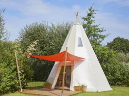 Camping Pas Cher vous présente avec son site Officiel campingpascher.fr, le Camping Flower L'Ile Des Trois Rois classé 3 étoiles, situé sur la commune de Les Andelys dans le département Eure (Haute Normandie) en France. Le camping Flower L'Ile Des Trois Rois, vous présente un hébergement de type tente de 34 m² pour 4 personnes. Le camping Flower L'Ile Des Trois Rois vous propose du mardi 07 avril au mardi 14 avril 2026 pour 7 nuits à 378€. Cette location propose 86 dates différentes pour réserver votre séjour. Découvrez également les 8 autres gammes d'hébergements du camping. Les Avis clients pour le Camping Flower L'Ile Des Trois Rois sont excellents avec une note moyenne de 8 sur 10. Piscine chauffée, Piscine couverte, Animations familiales, Aire de jeux enfants, Court de tennis, Golf, Ping-pong, Pétanque, Structure gonflable enfants, Terrain multisports, Bar, Boulangerie, Pizzeria, Plats à emporter, Snack/Bar, Épicerie,... En savoir plus : cliquez-ICI.