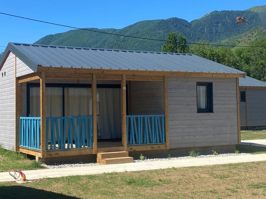 Camping Pas Cher vous présente avec son site Officiel campingpascher.fr, le Camping Complexe Des Oustalous classé 2 étoiles, situé sur la commune de Les Cabannes dans le département Ariège (Midi Pyrénées) en France. Le camping Complexe Des Oustalous vous propose un hébergement de type chalet de 31 m² (télévision). Cet hébergement propose plus de 102 dates différentes pour réserver ! Pour dévouvrir la période la moins chère, consultez la rubrique 'Tarifs' et sélectionnez votre mois de départ. L'établissement vous propose 2 autres types d'hébergements. Découvrez tous nos séjours à petits prix dans la commune et aux alentours de Les Cabannes du département : Ariège (Midi Pyrénées). Les Avis clients pour le Camping Complexe Des Oustalous sont excellents avec une note moyenne de 8 sur 10. Piscine chauffée, Piscine extérieure, Aire de jeux enfants, Canoë-kayak, Centre équestre, Pétanque, Randonnée, Pizzeria, Supermarché, Épicerie,... En savoir plus : cliquez-ICI.