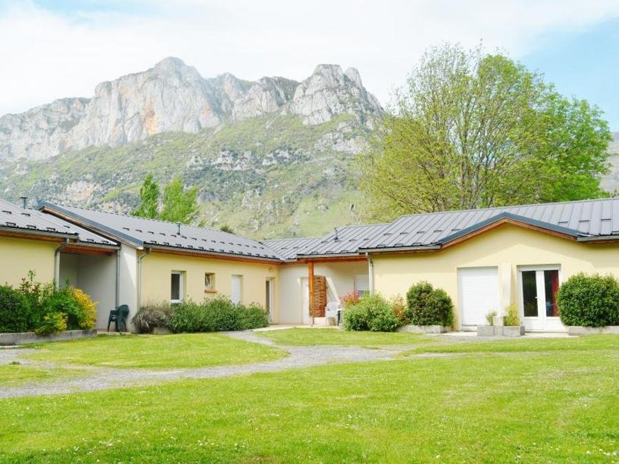Camping Pas Cher vous présente avec son site Officiel campingpascher.fr, le Camping Complexe Des Oustalous classé 2 étoiles, situé sur la commune de Les Cabannes dans le département Ariège (Midi Pyrénées) en France. Le camping Complexe Des Oustalous vous propose un hébergement de type maison de campagne de 65 m² (télévision). Cet hébergement propose plus de 69 dates différentes pour réserver ! Pour dévouvrir la période la moins chère, consultez la rubrique 'Tarifs' et sélectionnez votre mois de départ. L'établissement vous propose 2 autres types d'hébergements. Découvrez tous nos séjours à petits prix dans la commune et aux alentours de Les Cabannes du département : Ariège (Midi Pyrénées). Les Avis clients pour le Camping Complexe Des Oustalous sont excellents avec une note moyenne de 8 sur 10. Piscine chauffée, Piscine extérieure, Aire de jeux enfants, Canoë-kayak, Centre équestre, Pétanque, Randonnée, Pizzeria, Supermarché, Épicerie,... En savoir plus : cliquez-ICI.