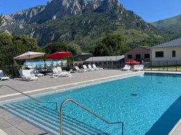 Camping Pas Cher vous présente avec son site Officiel campingpascher.fr, le Camping Complexe Des Oustalous classé 2 étoiles, situé sur la commune de Les Cabannes dans le département Ariège (Midi Pyrénées) en France. Le camping Complexe Des Oustalous vous propose un hébergement de type chalet de 31 m² (télévision). Cet hébergement propose plus de 102 dates différentes pour réserver ! Pour dévouvrir la période la moins chère, consultez la rubrique 'Tarifs' et sélectionnez votre mois de départ. L'établissement vous propose 2 autres types d'hébergements. Découvrez tous nos séjours à petits prix dans la commune et aux alentours de Les Cabannes du département : Ariège (Midi Pyrénées). Les Avis clients pour le Camping Complexe Des Oustalous sont excellents avec une note moyenne de 8 sur 10. Piscine chauffée, Piscine extérieure, Aire de jeux enfants, Canoë-kayak, Centre équestre, Pétanque, Randonnée, Pizzeria, Supermarché, Épicerie,... En savoir plus : cliquez-ICI.