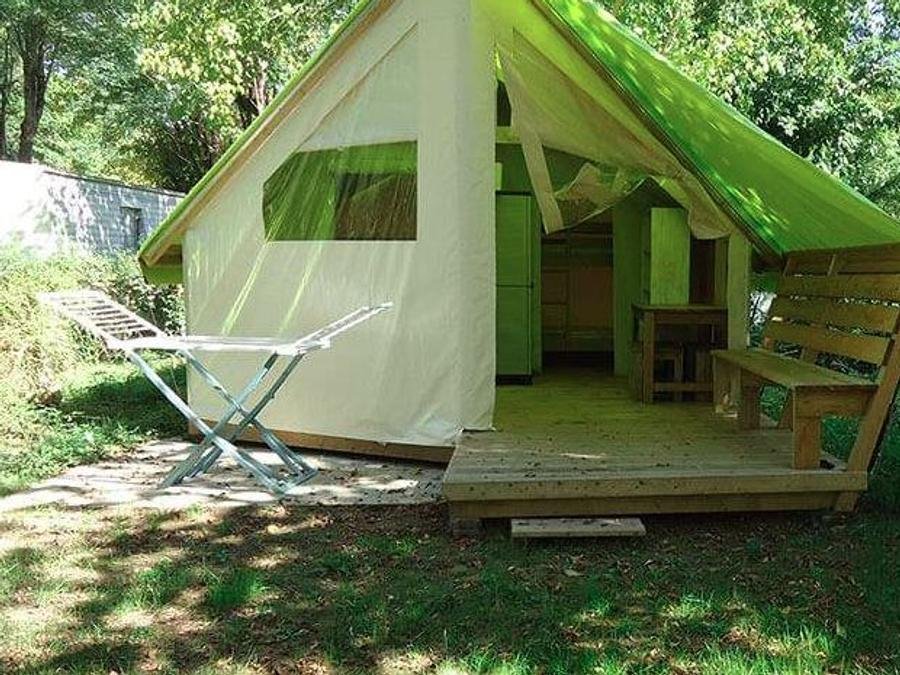 Camping Pas Cher vous présente avec son site Officiel campingpascher.fr, le Camping Paradis Le Rocher De La Granelle classé 3 étoiles, situé sur la commune de Le Bugue dans le département Dordogne (Aquitaine) en France. Le camping Paradis Le Rocher De La Granelle, vous présente un hébergement de type tente de 20 m² pour 2 personnes. Le camping Paradis Le Rocher De La Granelle vous propose du dimanche 28 juin au dimanche 05 juillet 2026, en promotion à -15% pour 7 nuits à 159 € au lieu de 188,0 € soit une Économie de 29 €. Cette location propose 5 dates différentes pour réserver votre séjour. Découvrez également les 17 autres gammes d'hébergements du camping. Les Avis clients pour le Camping Paradis Le Rocher De La Granelle sont excellents avec une note moyenne de 8 sur 10. Rivière, Piscine extérieure, Animation enfants, Animations familiales, Aire de jeux enfants, Baby-foot, Canoë-kayak, Cyclisme, Flipper, Ping-pong, Piscine, Pétanque, Randonnée, Salle de jeux vidéo, Terrain de football, Terrain multisports, Bar, Dépôt de pain, Plats à emporter, Snack/Bar, Épicerie,... En savoir plus : cliquez-ICI.