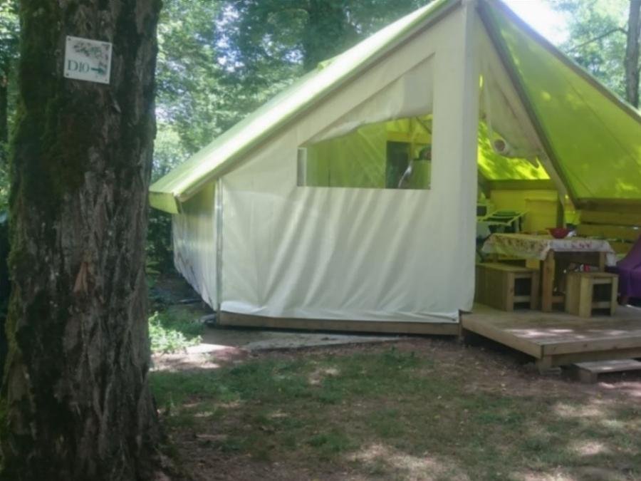 Camping Pas Cher vous présente avec son site Officiel campingpascher.fr, le Camping Paradis Le Rocher De La Granelle classé 3 étoiles, situé sur la commune de Le Bugue dans le département Dordogne (Aquitaine) en France. Le camping Paradis Le Rocher De La Granelle vous propose un hébergement de type tente en toile et bois de 21 m² pour 2 personnes. L'établissement vous propose 13 autres types d'hébergements. Découvrez tous nos séjours à petits prix dans la commune et aux alentours de Le Bugue du département : Dordogne (Aquitaine). Les Avis clients pour le Camping Paradis Le Rocher De La Granelle sont excellents avec une note moyenne de 8 sur 10. Rivière, Piscine extérieure, Animation enfants, Animations familiales, Aire de jeux enfants, Baby-foot, Canoë-kayak, Cyclisme, Flipper, Ping-pong, Piscine, Pétanque, Randonnée, Salle de jeux vidéo, Terrain de football, Terrain multisports, Bar, Dépôt de pain, Plats à emporter, Snack/Bar, Épicerie,... En savoir plus : cliquez-ICI.