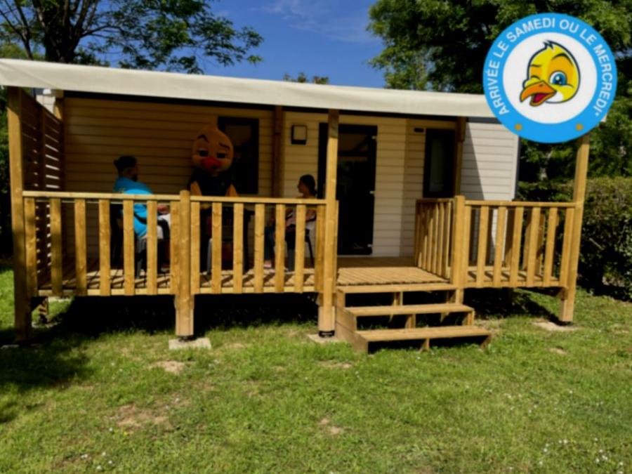 Camping Pas Cher vous présente avec son site Officiel campingpascher.fr, le Camping Paradis Le Rocher De La Granelle classé 3 étoiles, situé sur la commune de Le Bugue dans le département Dordogne (Aquitaine) en France. Le camping Paradis Le Rocher De La Granelle vous propose un hébergement de type mobil-home de 27 m² pour 5 personnes (télévision). L'établissement vous propose 13 autres types d'hébergements. Découvrez tous nos séjours à petits prix dans la commune et aux alentours de Le Bugue du département : Dordogne (Aquitaine). Les Avis clients pour le Camping Paradis Le Rocher De La Granelle sont excellents avec une note moyenne de 8 sur 10. Rivière, Piscine extérieure, Animation enfants, Animations familiales, Aire de jeux enfants, Baby-foot, Canoë-kayak, Cyclisme, Flipper, Ping-pong, Piscine, Pétanque, Randonnée, Salle de jeux vidéo, Terrain de football, Terrain multisports, Bar, Dépôt de pain, Plats à emporter, Snack/Bar, Épicerie,... En savoir plus : cliquez-ICI.