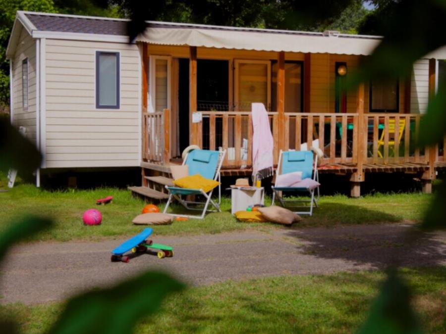 Camping Pas Cher vous présente avec son site Officiel campingpascher.fr, le Camping Paradis Le Rocher De La Granelle classé 3 étoiles, situé sur la commune de Le Bugue dans le département Dordogne (Aquitaine) en France. Le camping Paradis Le Rocher De La Granelle vous propose un hébergement de type mobil-home de 32 m² pour 6 personnes (télévision). L'établissement vous propose 13 autres types d'hébergements. Découvrez tous nos séjours à petits prix dans la commune et aux alentours de Le Bugue du département : Dordogne (Aquitaine). Les Avis clients pour le Camping Paradis Le Rocher De La Granelle sont excellents avec une note moyenne de 8 sur 10. Rivière, Piscine extérieure, Animation enfants, Animations familiales, Aire de jeux enfants, Baby-foot, Canoë-kayak, Cyclisme, Flipper, Ping-pong, Piscine, Pétanque, Randonnée, Salle de jeux vidéo, Terrain de football, Terrain multisports, Bar, Dépôt de pain, Plats à emporter, Snack/Bar, Épicerie,... En savoir plus : cliquez-ICI.