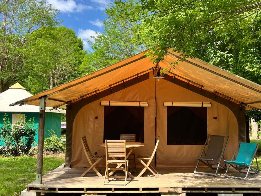 Camping Pas Cher vous présente avec son site Officiel campingpascher.fr, le Camping Paradis Le Rocher De La Granelle classé 3 étoiles, situé sur la commune de Le Bugue dans le département Dordogne (Aquitaine) en France. Le camping Paradis Le Rocher De La Granelle, vous présente un hébergement de type tente en toile et bois de 25 m² pour 4 personnes. Le camping Paradis Le Rocher De La Granelle vous propose du sam. 04 juillet au sam. 11 juillet 2026, en promotion à -14% pour 7 nuits à 299 € au lieu de 349,0 € soit une Économie de 50 €. Cette location propose 3 dates différentes pour réserver votre séjour. Découvrez également les 17 autres gammes d'hébergements du camping. Les Avis clients pour le Camping Paradis Le Rocher De La Granelle sont excellents avec une note moyenne de 8 sur 10. Rivière, Piscine extérieure, Animation enfants, Animations familiales, Aire de jeux enfants, Baby-foot, Canoë-kayak, Cyclisme, Flipper, Ping-pong, Piscine, Pétanque, Randonnée, Salle de jeux vidéo, Terrain de football, Terrain multisports, Bar, Dépôt de pain, Plats à emporter, Snack/Bar, Épicerie,... En savoir plus : cliquez-ICI.