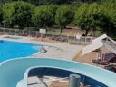 Camping Pas Cher vous présente avec son site Officiel campingpascher.fr, le Camping Paradis Le Rocher De La Granelle classé 3 étoiles, situé sur la commune de Le Bugue dans le département Dordogne (Aquitaine) en France. Le camping Paradis Le Rocher De La Granelle, vous présente un hébergement de type tente de 20 m² pour 2 personnes. Le camping Paradis Le Rocher De La Granelle vous propose du dimanche 28 juin au dimanche 05 juillet 2026, en promotion à -15% pour 7 nuits à 159 € au lieu de 188,0 € soit une Économie de 29 €. Cette location propose 5 dates différentes pour réserver votre séjour. Découvrez également les 17 autres gammes d'hébergements du camping. Les Avis clients pour le Camping Paradis Le Rocher De La Granelle sont excellents avec une note moyenne de 8 sur 10. Rivière, Piscine extérieure, Animation enfants, Animations familiales, Aire de jeux enfants, Baby-foot, Canoë-kayak, Cyclisme, Flipper, Ping-pong, Piscine, Pétanque, Randonnée, Salle de jeux vidéo, Terrain de football, Terrain multisports, Bar, Dépôt de pain, Plats à emporter, Snack/Bar, Épicerie,... En savoir plus : cliquez-ICI.
