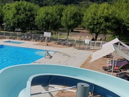 Camping Pas Cher vous présente avec son site Officiel campingpascher.fr, le Camping Paradis Le Rocher De La Granelle classé 3 étoiles, situé sur la commune de Le Bugue dans le département Dordogne (Aquitaine) en France. Le camping Paradis Le Rocher De La Granelle, vous présente un hébergement de type tente de 20 m² pour 2 personnes. Le camping Paradis Le Rocher De La Granelle vous propose du dimanche 28 juin au dimanche 05 juillet 2026, en promotion à -15% pour 7 nuits à 159 € au lieu de 188,0 € soit une Économie de 29 €. Cette location propose 5 dates différentes pour réserver votre séjour. Découvrez également les 17 autres gammes d'hébergements du camping. Les Avis clients pour le Camping Paradis Le Rocher De La Granelle sont excellents avec une note moyenne de 8 sur 10. Rivière, Piscine extérieure, Animation enfants, Animations familiales, Aire de jeux enfants, Baby-foot, Canoë-kayak, Cyclisme, Flipper, Ping-pong, Piscine, Pétanque, Randonnée, Salle de jeux vidéo, Terrain de football, Terrain multisports, Bar, Dépôt de pain, Plats à emporter, Snack/Bar, Épicerie,... En savoir plus : cliquez-ICI.