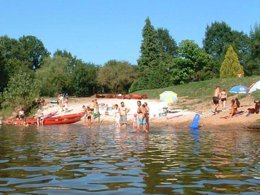 Camping Pas Cher vous présente avec son site Officiel campingpascher.fr, le Camping Paradis Le Rocher De La Granelle classé 3 étoiles, situé sur la commune de Le Bugue dans le département Dordogne (Aquitaine) en France. Le camping Paradis Le Rocher De La Granelle, vous présente un hébergement de type tente de 20 m² pour 2 personnes. Le camping Paradis Le Rocher De La Granelle vous propose du dimanche 28 juin au dimanche 05 juillet 2026, en promotion à -7% pour 7 nuits à 174 € au lieu de 188,0 € soit une Économie de 14 €. Cette location propose 5 dates différentes pour réserver votre séjour. Découvrez également les 13 autres gammes d'hébergements du camping. Les Avis clients pour le Camping Paradis Le Rocher De La Granelle sont excellents avec une note moyenne de 8 sur 10. Rivière, Piscine extérieure, Animation enfants, Animations familiales, Aire de jeux enfants, Baby-foot, Canoë-kayak, Cyclisme, Flipper, Ping-pong, Piscine, Pétanque, Randonnée, Salle de jeux vidéo, Terrain de football, Terrain multisports, Bar, Dépôt de pain, Plats à emporter, Snack/Bar, Épicerie,... En savoir plus : cliquez-ICI.