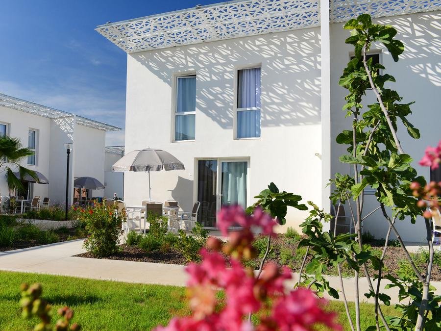 Camping Pas Cher vous présente avec son site Officiel campingpascher.fr, la Résidence Appart'hôtel Nakara By Odalys classé 4 étoiles, située sur la commune de Le Cap D'agde dans le département Hérault (Languedoc Roussillon) en France. La résidence Appart'hôtel Nakara By Odalys, vous présente un hébergement de type maison de 42 m² pour 6 personnes et télévision. La résidence Appart'hôtel Nakara By Odalys vous propose du sam. 10 octobre au sam. 17 octobre 2026 pour 7 nuits à 529€. Cette location propose 13 dates différentes pour réserver votre séjour. Découvrez également les 12 autres gammes d'hébergements de la résidence. Piscine chauffée, Piscine extérieure, Aire de jeux enfants, Canoë-kayak, Salle de fitness, Café, Restaurant,... En savoir plus : cliquez-ICI.