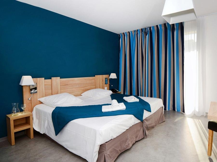 Camping Pas Cher vous présente avec son site Officiel campingpascher.fr, la Résidence Appart'hôtel Nakara By Odalys classé 4 étoiles, située sur la commune de Le Cap D'agde dans le département Hérault (Languedoc Roussillon) en France. La résidence Appart'hôtel Nakara By Odalys vous propose un hébergement de type maison de 34 m² avec climatisation. L'établissement vous propose 11 autres types d'hébergements. Découvrez tous nos séjours à petits prix dans la commune et aux alentours de Le Cap D'agde du département : Hérault (Languedoc Roussillon). Piscine chauffée, Piscine extérieure, Aire de jeux enfants, Canoë-kayak, Salle de fitness, Café, Restaurant,... En savoir plus : cliquez-ICI.