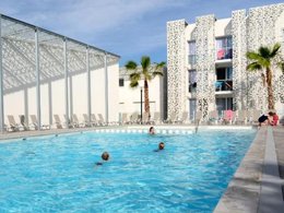 Camping Pas Cher vous présente avec son site Officiel campingpascher.fr, la Résidence Appart'hôtel Nakara By Odalys classé 4 étoiles, située sur la commune de Le Cap D'agde dans le département Hérault (Languedoc Roussillon) en France. La résidence Appart'hôtel Nakara By Odalys, vous présente un hébergement de type chambre de 30 m² avec climatisation. La résidence Appart'hôtel Nakara By Odalys vous propose du sam. 11 avril au sam. 18 avril 2026 pour 7 nuits à 1063€. Cette location propose 36 dates différentes pour réserver votre séjour. Découvrez également les 10 autres gammes d'hébergements de la résidence. Piscine chauffée, Piscine extérieure, Aire de jeux enfants, Canoë-kayak, Salle de fitness, Café, Restaurant,... En savoir plus : cliquez-ICI.