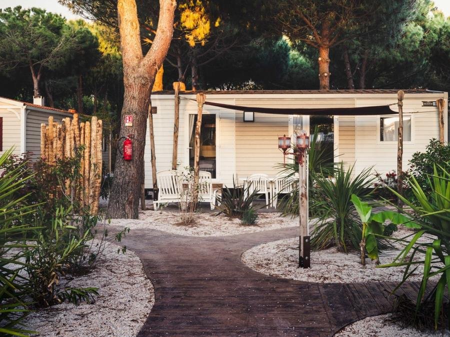 Camping Pas Cher vous présente avec son site Officiel campingpascher.fr, le Camping Pirates World Village-club Les Sables D'Or classé 4 étoiles, situé sur la commune de Le Cap D'agde dans le département Hérault (Languedoc Roussillon) en France. Le camping Pirates World Village-club Les Sables D'Or vous propose un hébergement de type mobil-home de 40 m² avec climatisation (télévision). L'établissement vous propose 16 autres types d'hébergements. Découvrez tous nos séjours à petits prix dans la commune et aux alentours de Le Cap D'agde du département : Hérault (Languedoc Roussillon). Les Avis clients pour le Camping Pirates World Village-club Les Sables D'Or sont excellents avec une note moyenne de 8 sur 10. Mer, Parc aquatique, Piscine couverte, Piscine extérieure, Animations familiales, Club ados, Club enfants, Aire de jeux enfants, Court de tennis, Golf, Ping-pong, Pétanque, Salle de fitness, Salle de jeux vidéo, Sports nautiques, Terrain multisports, Bar, Brasserie, Dépôt de pain, Plats à emporter, Snack/Bar, Supermarché,... En savoir plus : cliquez-ICI.