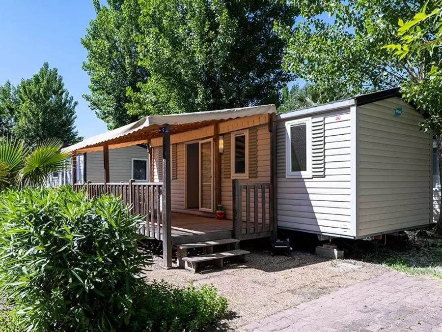 Camping Pas Cher vous présente avec son site Officiel campingpascher.fr, le Camping Pirates World Village-club Les Sables D'Or classé 4 étoiles, situé sur la commune de Le Cap D'agde dans le département Hérault (Languedoc Roussillon) en France. Le camping Pirates World Village-club Les Sables D'Or, vous présente un hébergement de type mobil-home de 26 m² avec climatisation. Le camping Pirates World Village-club Les Sables D'Or vous proposeun séjour PAS CHER avec une REMISEdu sam. 27 juin au sam. 04 juillet 2026, en promotion à -55% pour 7 nuits à 519 € au lieu de 1179 € soit une Économie de 660 €. Cette location propose 18 dates différentes pour réserver votre séjour. Découvrez également les 20 autres gammes d'hébergements du camping. Les Avis clients pour le Camping Pirates World Village-club Les Sables D'Or sont excellents avec une note moyenne de 8 sur 10. Mer, Parc aquatique, Piscine couverte, Piscine extérieure, Animations familiales, Club ados, Club enfants, Aire de jeux enfants, Court de tennis, Golf, Ping-pong, Pétanque, Salle de fitness, Salle de jeux vidéo, Sports nautiques, Terrain multisports, Bar, Brasserie, Dépôt de pain, Plats à emporter, Snack/Bar, Supermarché,... En savoir plus : cliquez-ICI.