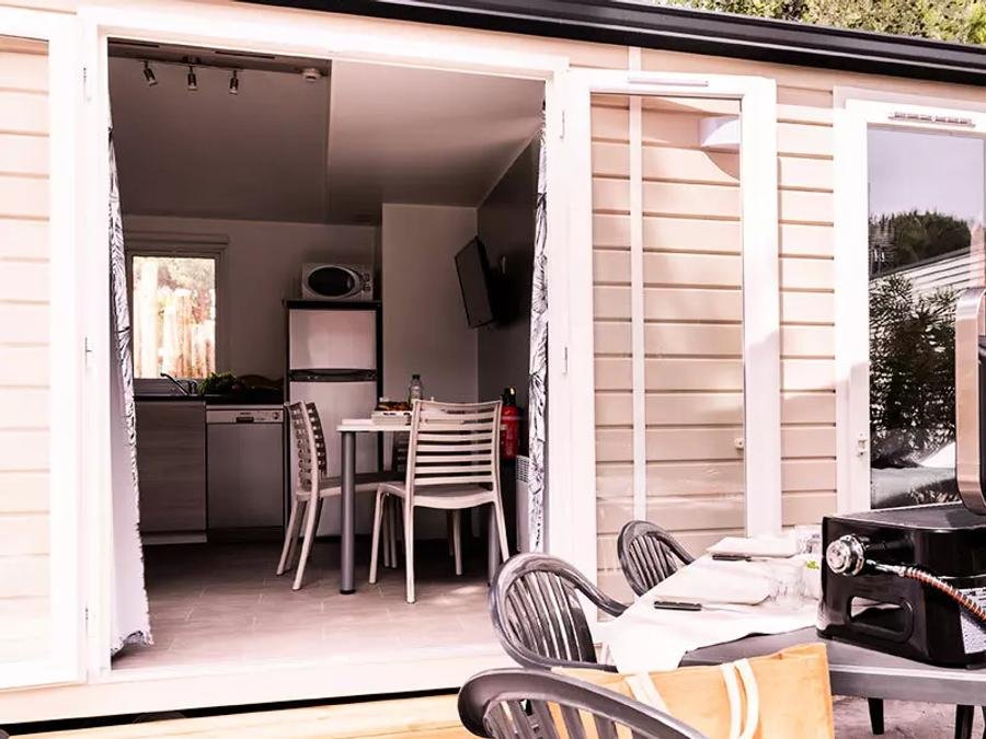 Camping Pas Cher vous présente avec son site Officiel campingpascher.fr, le Camping Pirates World Village-club Les Sables D'Or classé 4 étoiles, situé sur la commune de Le Cap D'agde dans le département Hérault (Languedoc Roussillon) en France. Le camping Pirates World Village-club Les Sables D'Or, vous présente un hébergement de type mobil-home de 30 m² pour 6 personnes avec climatisation et télévision. Le camping Pirates World Village-club Les Sables D'Or vous propose du sam. 29 août au sam. 05 septembre 2026, en promotion à -25% pour 7 nuits à 869 € au lieu de 1159 € soit une Économie de 290 €. Cette location propose 17 dates différentes pour réserver votre séjour. Découvrez également les 20 autres gammes d'hébergements du camping. Les Avis clients pour le Camping Pirates World Village-club Les Sables D'Or sont excellents avec une note moyenne de 8 sur 10. Mer, Parc aquatique, Piscine couverte, Piscine extérieure, Animations familiales, Club ados, Club enfants, Aire de jeux enfants, Court de tennis, Golf, Ping-pong, Pétanque, Salle de fitness, Salle de jeux vidéo, Sports nautiques, Terrain multisports, Bar, Brasserie, Dépôt de pain, Plats à emporter, Snack/Bar, Supermarché,... En savoir plus : cliquez-ICI.
