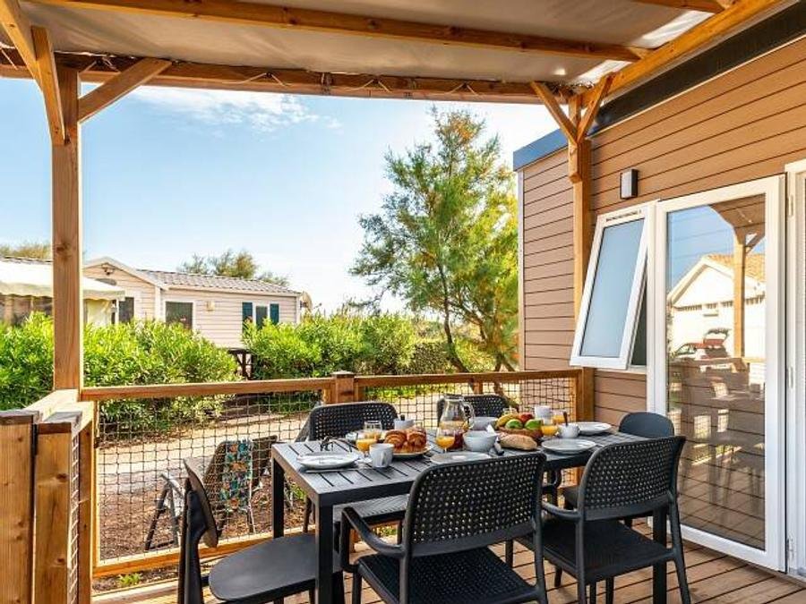 Camping Pas Cher vous présente avec son site Officiel campingpascher.fr, le Camping Pirates World Village-club Les Sables D'Or classé 4 étoiles, situé sur la commune de Le Cap D'agde dans le département Hérault (Languedoc Roussillon) en France. Le camping Pirates World Village-club Les Sables D'Or, vous présente un hébergement de type mobil-home de 35 m² avec climatisation et télévision. Le camping Pirates World Village-club Les Sables D'Or vous proposeun séjour PAS CHER avec une REMISEdu vendredi 05 juin au vendredi 12 juin 2026 avec une PROMO de DERNIÈRE MINUTE, en promotion à -30% pour 7 nuits à 588 € au lieu de 840,0 € soit une Économie de 252 €. Cette location propose 17 dates différentes pour réserver votre séjour. Découvrez également les 14 autres gammes d'hébergements du camping. Les Avis clients pour le Camping Pirates World Village-club Les Sables D'Or sont excellents avec une note moyenne de 8 sur 10. Mer, Parc aquatique, Piscine couverte, Piscine extérieure, Animations familiales, Club ados, Club enfants, Aire de jeux enfants, Court de tennis, Golf, Ping-pong, Pétanque, Salle de fitness, Salle de jeux vidéo, Sports nautiques, Terrain multisports, Bar, Brasserie, Dépôt de pain, Plats à emporter, Snack/Bar, Supermarché,... En savoir plus : cliquez-ICI.