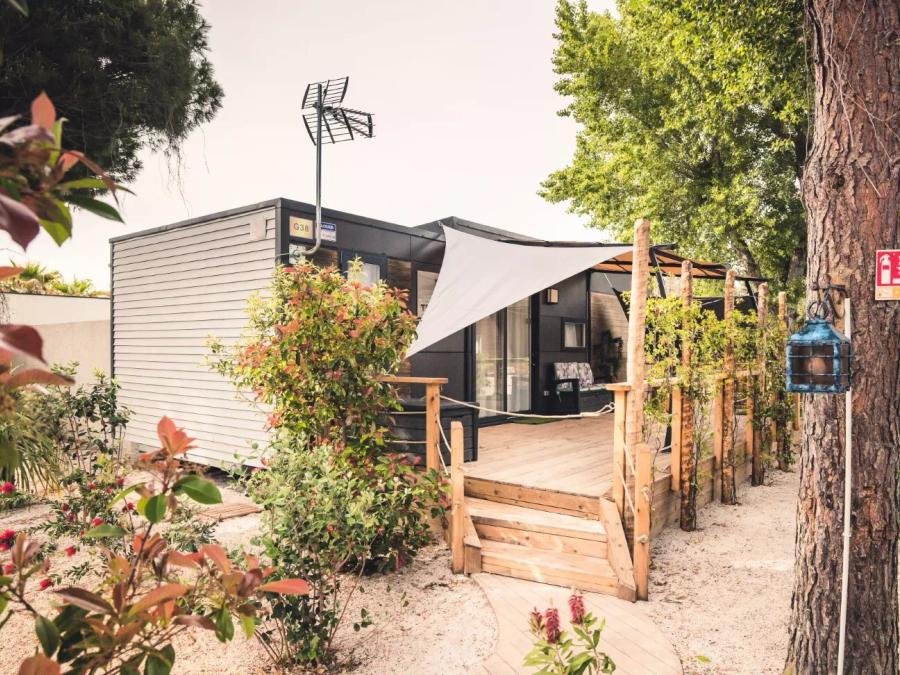 Camping Pas Cher vous présente avec son site Officiel campingpascher.fr, le Camping Pirates World Village-club Les Sables D'Or classé 4 étoiles, situé sur la commune de Le Cap D'agde dans le département Hérault (Languedoc Roussillon) en France. Le camping Pirates World Village-club Les Sables D'Or, vous présente un hébergement de type mobil-home de 26 m² avec climatisation. Le camping Pirates World Village-club Les Sables D'Or vous proposeun séjour PAS CHER avec une REMISEdu sam. 27 juin au sam. 04 juillet 2026, en promotion à -51% pour 7 nuits à 609 € au lieu de 1249 € soit une Économie de 640 €. Cette location propose 18 dates différentes pour réserver votre séjour. Découvrez également les 20 autres gammes d'hébergements du camping. Les Avis clients pour le Camping Pirates World Village-club Les Sables D'Or sont excellents avec une note moyenne de 8 sur 10. Mer, Parc aquatique, Piscine couverte, Piscine extérieure, Animations familiales, Club ados, Club enfants, Aire de jeux enfants, Court de tennis, Golf, Ping-pong, Pétanque, Salle de fitness, Salle de jeux vidéo, Sports nautiques, Terrain multisports, Bar, Brasserie, Dépôt de pain, Plats à emporter, Snack/Bar, Supermarché,... En savoir plus : cliquez-ICI.