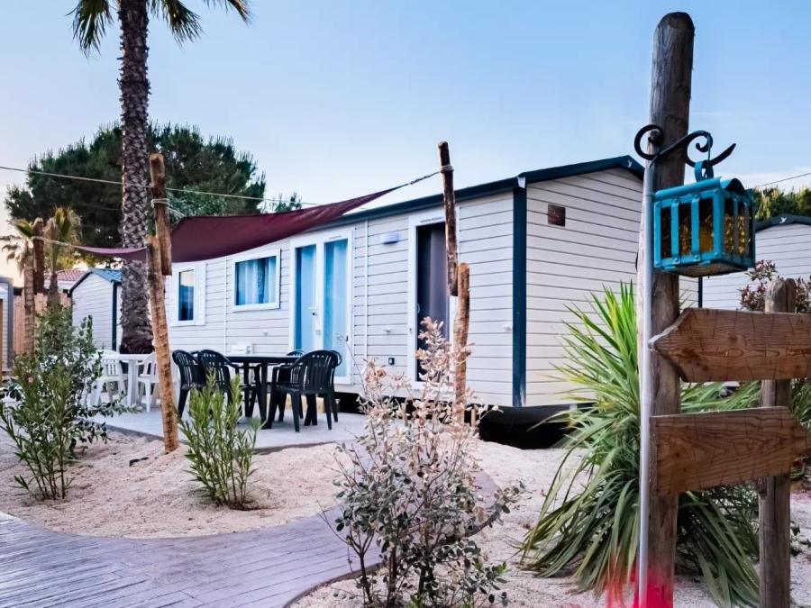 Camping Pas Cher vous présente avec son site Officiel campingpascher.fr, le Camping Pirates World Village-club Les Sables D'Or classé 4 étoiles, situé sur la commune de Le Cap D'agde dans le département Hérault (Languedoc Roussillon) en France. Le camping Pirates World Village-club Les Sables D'Or, vous présente un hébergement de type mobil-home de 30 m² avec climatisation et télévision. Le camping Pirates World Village-club Les Sables D'Or vous propose du sam. 29 août au sam. 05 septembre 2026, en promotion à -25% pour 7 nuits à 869 € au lieu de 1159 € soit une Économie de 290 €. Cette location propose 17 dates différentes pour réserver votre séjour. Découvrez également les 20 autres gammes d'hébergements du camping. Les Avis clients pour le Camping Pirates World Village-club Les Sables D'Or sont excellents avec une note moyenne de 8 sur 10. Mer, Parc aquatique, Piscine couverte, Piscine extérieure, Animations familiales, Club ados, Club enfants, Aire de jeux enfants, Court de tennis, Golf, Ping-pong, Pétanque, Salle de fitness, Salle de jeux vidéo, Sports nautiques, Terrain multisports, Bar, Brasserie, Dépôt de pain, Plats à emporter, Snack/Bar, Supermarché,... En savoir plus : cliquez-ICI.