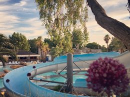 Camping Pas Cher vous présente avec son site Officiel campingpascher.fr, le Camping Pirates World Village-club Les Sables D'Or classé 4 étoiles, situé sur la commune de Le Cap D'agde dans le département Hérault (Languedoc Roussillon) en France. Le camping Pirates World Village-club Les Sables D'Or, vous présente un hébergement de type mobil-home de 26 m² avec climatisation. Le camping Pirates World Village-club Les Sables D'Or vous proposeun séjour PAS CHER avec une REMISEdu sam. 29 août au sam. 05 septembre 2026, en promotion à -76% pour 7 nuits à 339 € au lieu de 1465,0 € soit une Économie de 1126 €. Cette location propose 20 dates différentes pour réserver votre séjour. Découvrez également les 22 autres gammes d'hébergements du camping. Les Avis clients pour le Camping Pirates World Village-club Les Sables D'Or sont excellents avec une note moyenne de 8 sur 10. Mer, Parc aquatique, Piscine couverte, Piscine extérieure, Animations familiales, Club ados, Club enfants, Aire de jeux enfants, Court de tennis, Golf, Ping-pong, Pétanque, Salle de fitness, Salle de jeux vidéo, Sports nautiques, Terrain multisports, Bar, Brasserie, Dépôt de pain, Plats à emporter, Snack/Bar, Supermarché,... En savoir plus : cliquez-ICI.