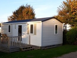 Camping Pas Cher vous présente avec son site Officiel campingpascher.fr, le Camping L' Aiguille Creuse classé 4 étoiles, situé sur la commune de Les Loges dans le département Seine-maritime (Haute Normandie) en France. Le camping L' Aiguille Creuse, vous présente un hébergement de type mobil-home de 26 m² et télévision. Le camping L' Aiguille Creuse vous propose du vendredi 10 avril au vendredi 17 avril 2026, en promotion à -14% pour 7 nuits à 521 € au lieu de 606,0 € soit une Économie de 85 €. Cette location propose 79 dates différentes pour réserver votre séjour. Découvrez également les 9 autres gammes d'hébergements du camping. Les Avis clients pour le Camping L' Aiguille Creuse sont excellents avec une note moyenne de 9 sur 10. Mer, Piscine chauffée, Piscine couverte, Animations familiales, Club enfants, Aire de jeux enfants, Centre équestre, Court de tennis, Cyclisme, Golf, Parcours sportif, Ping-pong, Pétanque, Randonnée, Sports nautiques, Structure gonflable enfants, Terrain de volley-ball, Terrain multisports, Bar, Boulangerie, Brasserie, Dépôt de pain, Pizzeria, Snack/Bar, Station-service, Supermarché, Épicerie,... En savoir plus : cliquez-ICI.