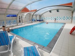 Camping Pas Cher vous présente avec son site Officiel campingpascher.fr, la Résidence Odalys Référence Les Villas De La Baie classé 3 étoiles, située sur la commune de Le Crotoy dans le département Somme (Picardie) en France. La résidence Odalys Référence Les Villas De La Baie, vous présente un hébergement de type maison de 60 m² et télévision. La résidence Odalys Référence Les Villas De La Baie vous propose du sam. 06 mars au sam. 13 mars 2027 pour 7 nuits à 519€. Cette location propose 25 dates différentes pour réserver votre séjour. Découvrez également les 3 autres gammes d'hébergements de la résidence. Les Avis clients pour la Résidence Odalys Référence Les Villas De La Baie sont excellents avec une note moyenne de 8 sur 10. Mer, Piscine chauffée, Piscine couverte, Canoë-kayak, Centre équestre, Cyclisme, Golf, Randonnée,... En savoir plus : cliquez-ICI.