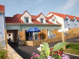 Camping Pas Cher vous présente avec son site Officiel campingpascher.fr, la Résidence Odalys Référence Les Villas De La Baie classé 3 étoiles, située sur la commune de Le Crotoy dans le département Somme (Picardie) en France. La résidence Odalys Référence Les Villas De La Baie, vous présente un hébergement de type maison de 33 m² et télévision. La résidence Odalys Référence Les Villas De La Baie vous propose du sam. 07 mars au sam. 14 mars 2026 pour 7 nuits à 389€. Cette location propose 36 dates différentes pour réserver votre séjour. Découvrez également les 3 autres gammes d'hébergements de la résidence. Les Avis clients pour la Résidence Odalys Référence Les Villas De La Baie sont excellents avec une note moyenne de 8 sur 10. Mer, Piscine chauffée, Piscine couverte, Canoë-kayak, Centre équestre, Cyclisme, Golf, Randonnée,... En savoir plus : cliquez-ICI.