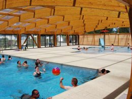 Camping Pas Cher vous présente avec son site Officiel campingpascher.fr, le Camping Le Tarteron classé 3 étoiles, situé sur la commune de Le Crotoy dans le département Somme (Picardie) en France. Le camping Le Tarteron, vous présente un hébergement de type mobil-home de 31 m² avec climatisation et télévision. Le camping Le Tarteron vous propose du dimanche 20 septembre au dimanche 27 septembre 2026 pour 7 nuits à 576€. Cette location propose 45 dates différentes pour réserver votre séjour. Découvrez également les 4 autres gammes d'hébergements du camping. Les Avis clients pour le Camping Le Tarteron sont excellents avec une note moyenne de 8 sur 10. MerÉtang, Piscine couverte, Animations familiales, Club enfants, Aire de jeux enfants, Baby-foot, Canoë-kayak, Centre équestre, Court de tennis, Cyclisme, Golf, Ping-pong, Piscine, Pétanque, Randonnée, Terrain de beach-volley, Terrain multisports, Voile, kiteSurf, Bar, Dépôt de pain, Supermarché, Épicerie,... En savoir plus : cliquez-ICI.