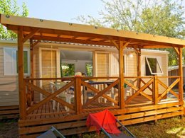 Camping Pas Cher vous présente avec son site Officiel campingpascher.fr, le Camping Abri De Camargue classé 4 étoiles, situé sur la commune de Le Grau Du Roi dans le département Gard (Languedoc Roussillon) en France. Le camping Abri De Camargue, vous présente un hébergement de type mobil-home de 25 m² pour 4 personnes avec climatisation et télévision. Le camping Abri De Camargue vous propose du sam. 11 avril au sam. 18 avril 2026, en promotion à -28% pour 7 nuits à 319 € au lieu de 445,0 € soit une Économie de 126 €. Cette location propose 15 dates différentes pour réserver votre séjour. Découvrez également les 3 autres gammes d'hébergements du camping. Les Avis clients pour le Camping Abri De Camargue sont excellents avec une note moyenne de 8 sur 10. Mer, Piscine couverte, Piscine extérieure, Animations familiales, Club enfants, Aire de jeux enfants, Canoë-kayak, Centre équestre, Court de tennis, Golf, Ping-pong, Pétanque, Salle de jeux vidéo, Terrain multisports, Bar, Dépôt de pain, Plats à emporter, Snack/Bar, Station-service, Supermarché, Épicerie,... En savoir plus : cliquez-ICI.